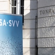 Plakat vor einem Gebäude mit dem Schriftzug 'TONHALLE'.