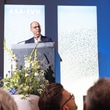 Person hält Vortrag am Podium vor Publikum.