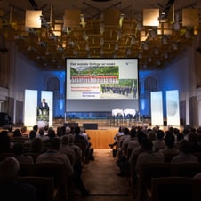 Blick von Hinten durch den Saal auf die Leinwand
