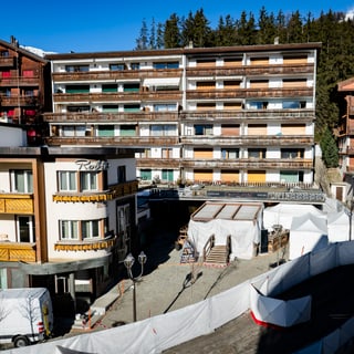  Eingang der Bar „Le Constellation“ in Crans-Montana, Schweiz.