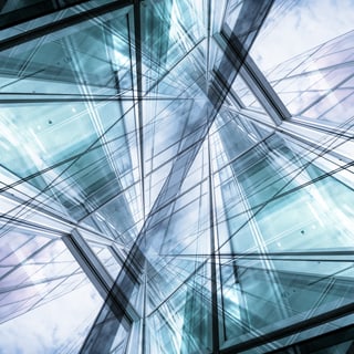 Ein Gewirr aus Glasfronten von Gebäuden