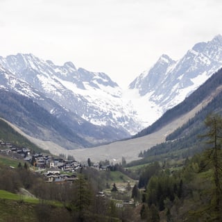 Le cone d'eboulis recouvre le village de Blatten photographie lors du premier coup de pioche pour la reconstruction de la route cantonale entre Wiler et Blatten ainsi qu'un telepherique provisoire entre Wiler et Weissenried ce mardi 28 avril 2026 a Ferden