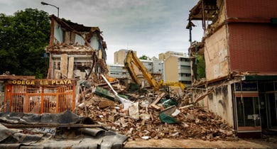Erdbebensymbolbild mit zerstörtem Haus