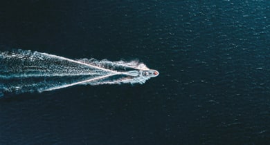 Boot im Ozean Jahresmagazin VIEW 2024