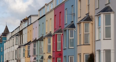 Häuserzeile als Symbolbild für Immobilien