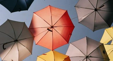 Mehrere bunte Regenschirme von unten.