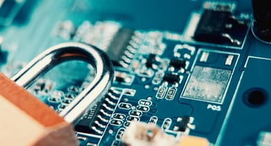 Nahaufnahme eines Computer-Motherboards mit Vorhängeschloss.