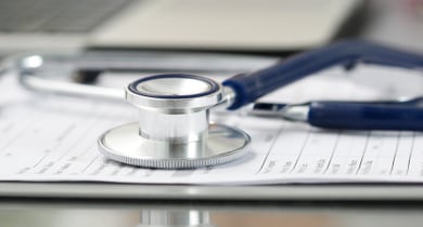 Stethoskop auf einer Patientenakte