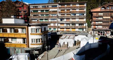  Eingang der Bar „Le Constellation“ in Crans-Montana, Schweiz.