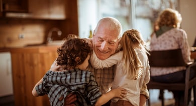 Grossvater mit Enkeln