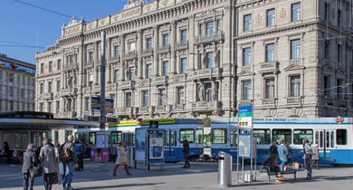Tram am Paradeplatz in Zürich