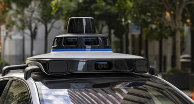 Fahrzeug mit Lidar-Sensor auf dem Dach in der Stadt.