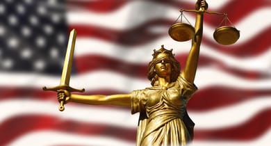 Die amerikanische Flagge mit der Figur der Justita, stellvertretend für US-Risiken, über die Referierende an der Fachtagung sprechen werden