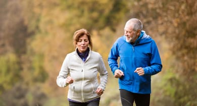 älteres Paar beim Jogging