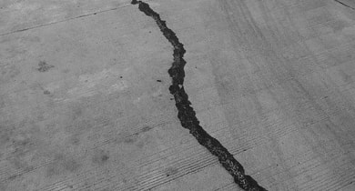 Riss im Asphalt auf der Strasse.