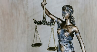 Statue der Justitia mit Waage und verbundenen Augen.