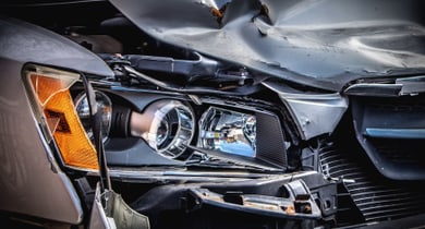 Nahaufnahme eines beschädigten Auto-Frontscheinwerfers.