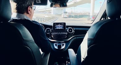 Person f�e4hrt ein Auto auf einer Autobahn.