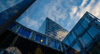 Blick auf moderne Glasgebäude gegen den Himmel.