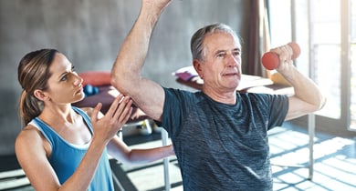 Reha: Mann mit Hanteln