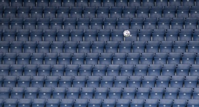 Ball in leerem Stadion - Titelbild Jahresbericht View 2020