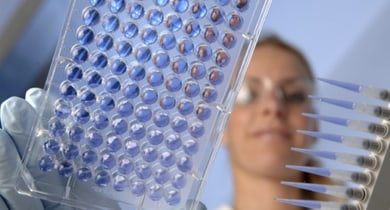 Laborantin mit Laborinstrumenten