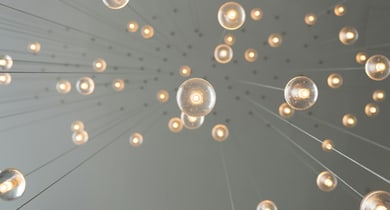 Hängende Glühbirnen an Drähten von unten gesehen.