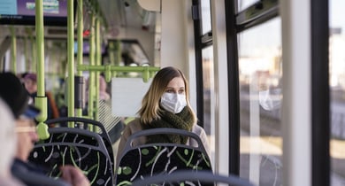 Frau im Tram mit Maske