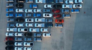 Luftaufnahme von vielen geparkten Autos in verschiedenen Farben.