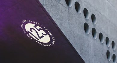 Betonwand mit Marke '125 Jahre SVV'.