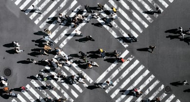 Menschen auf einer Kreuzung