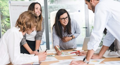 Junge Menschen an einem Workshop