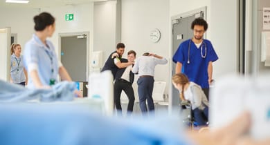 Junge Männer prügeln sich in einem Krankenhaus.