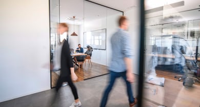 Nachhaltigkeitsreport Arbeitswelt Titelbild - Menschen im Büro