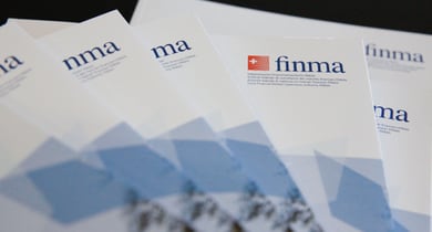 Medienfoto FINMA zeigt FINMA-Broschüren