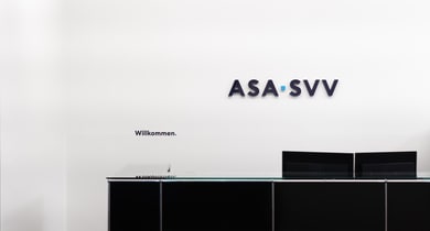 Moderne Empfangstheke mit Schriftzug ASA SVV an der Wand.