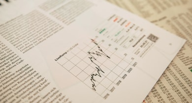 Seite einer Finanzzeitung mit einem Diagramm und Text.