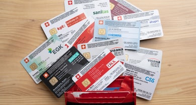 [Symbolbild] Verschiedene Schweizer Krankenversicherungskarten