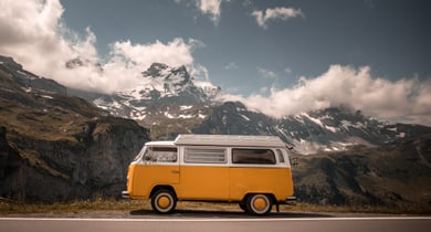 Auto vor Bergkulisse