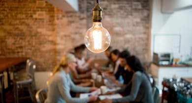 Team arbeitet kreativ an einem Tisch