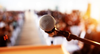 Rednerpult mit Mikrofon an einer Veranstaltung