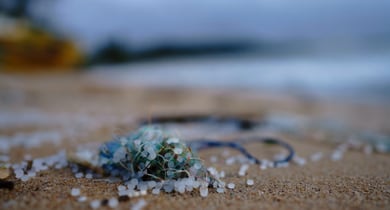 Nahaufnahme von Mikroplastik am Strand.