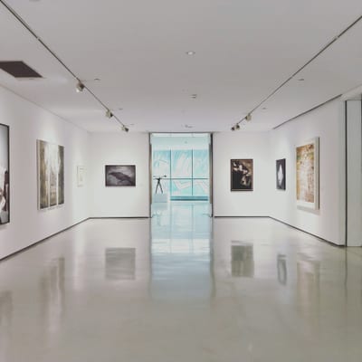 Galerie mit Bildern und Skulpturen