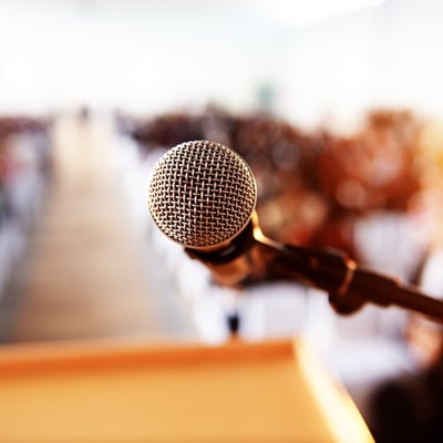 Rednerpult mit Mikrofon an einer Veranstaltung