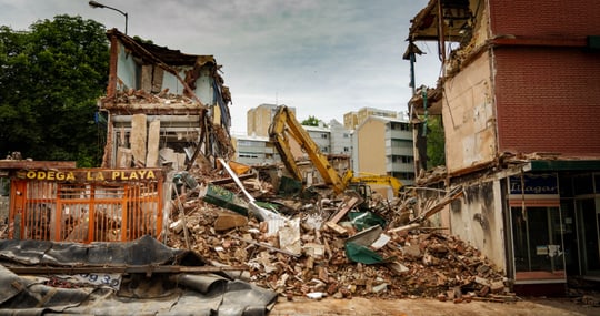 Erdbebensymbolbild mit zerstörtem Haus