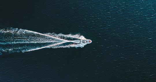 Boot im Ozean Jahresmagazin VIEW 2024