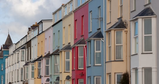 Häuserzeile als Symbolbild für Immobilien