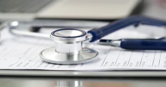 Stethoskop auf einer Patientenakte