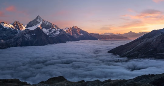 Nachhaltigkeitsreport Methode und Abgrenzung Titelbild - Berge im Nebel