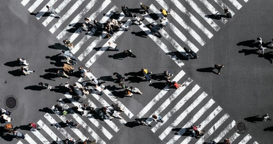 Menschen auf einer Kreuzung